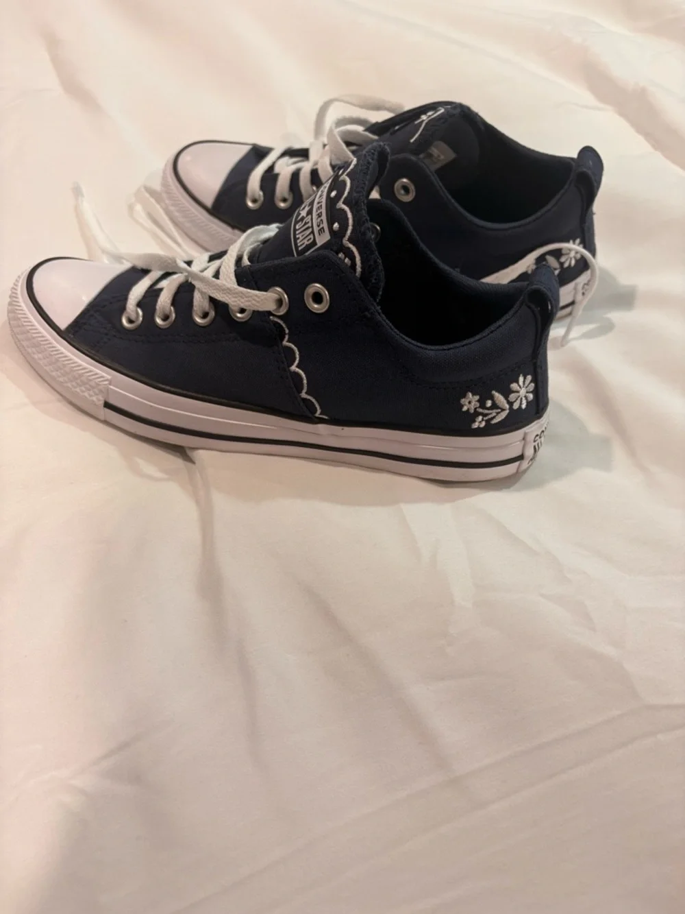 Converse womens Chuck Taylor Low Top Sneakers in Navy with White Floral size 8 - Picture 1 of 5